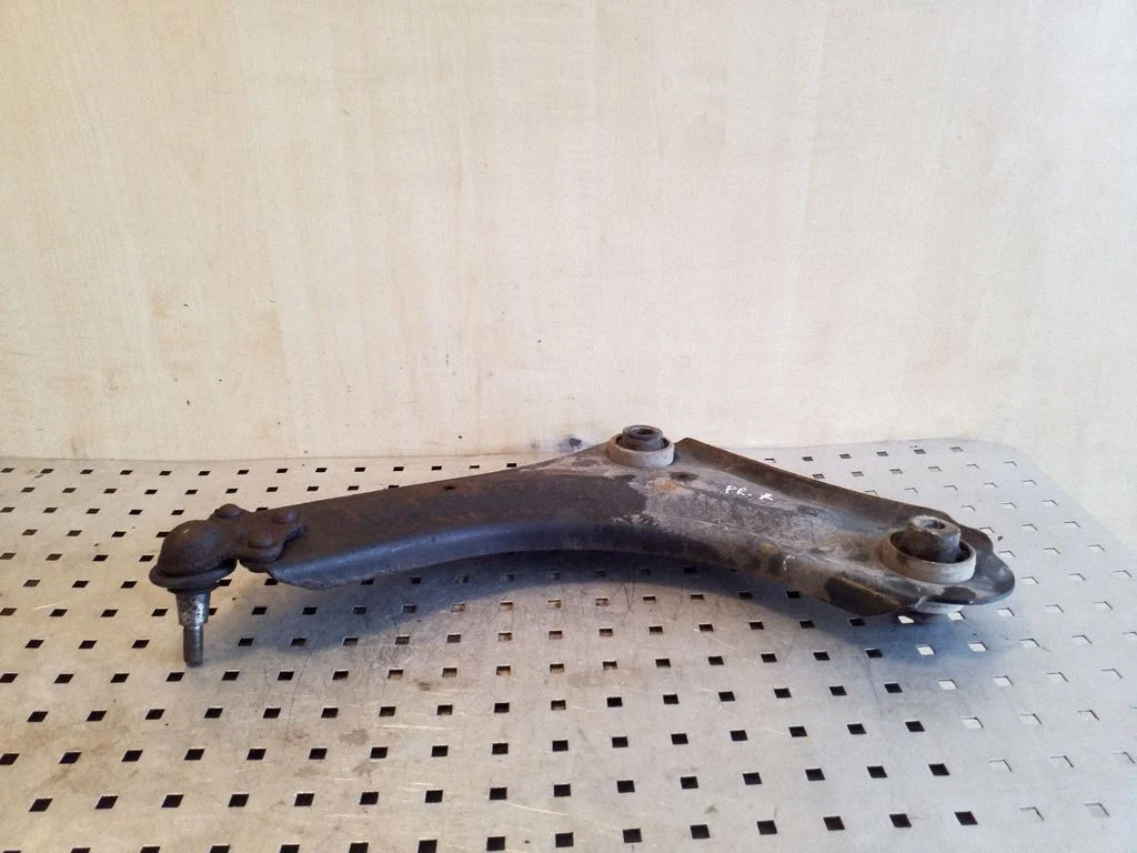 Front lower control arm/wishbone – right