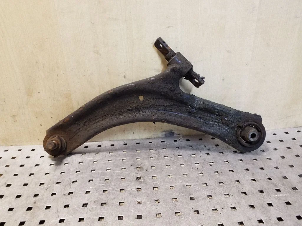 Front lower control arm/wishbone – left