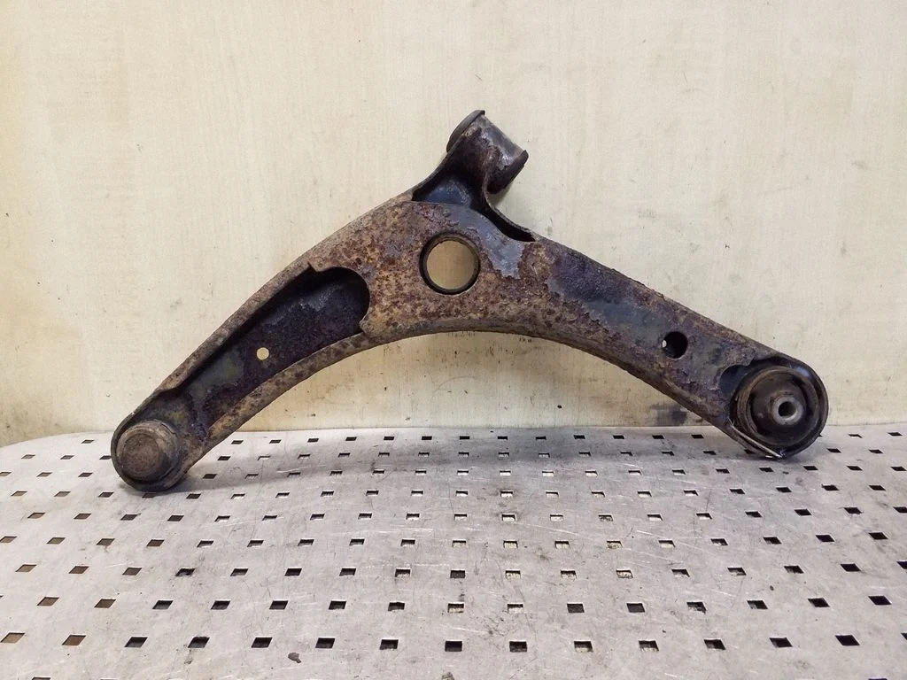 Front lower control arm/wishbone – right