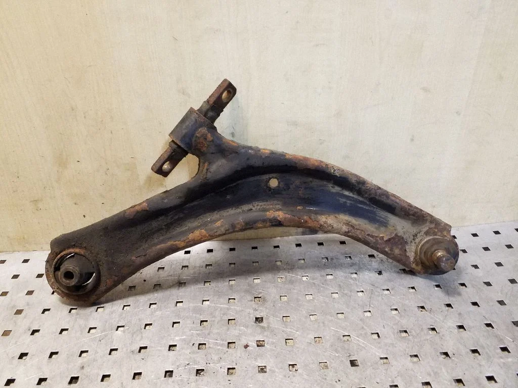 Front lower control arm/wishbone – right