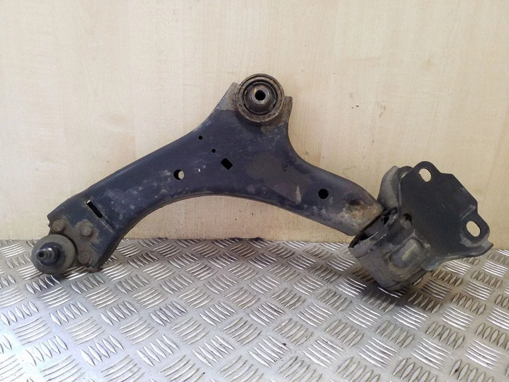 Front lower control arm/wishbone – left