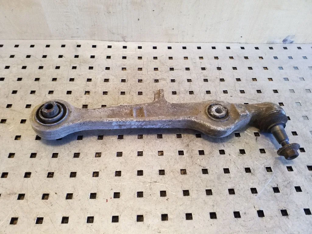 Front lower control arm/wishbone – right