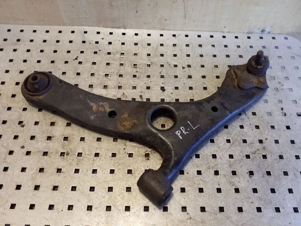Front lower control arm/wishbone – left