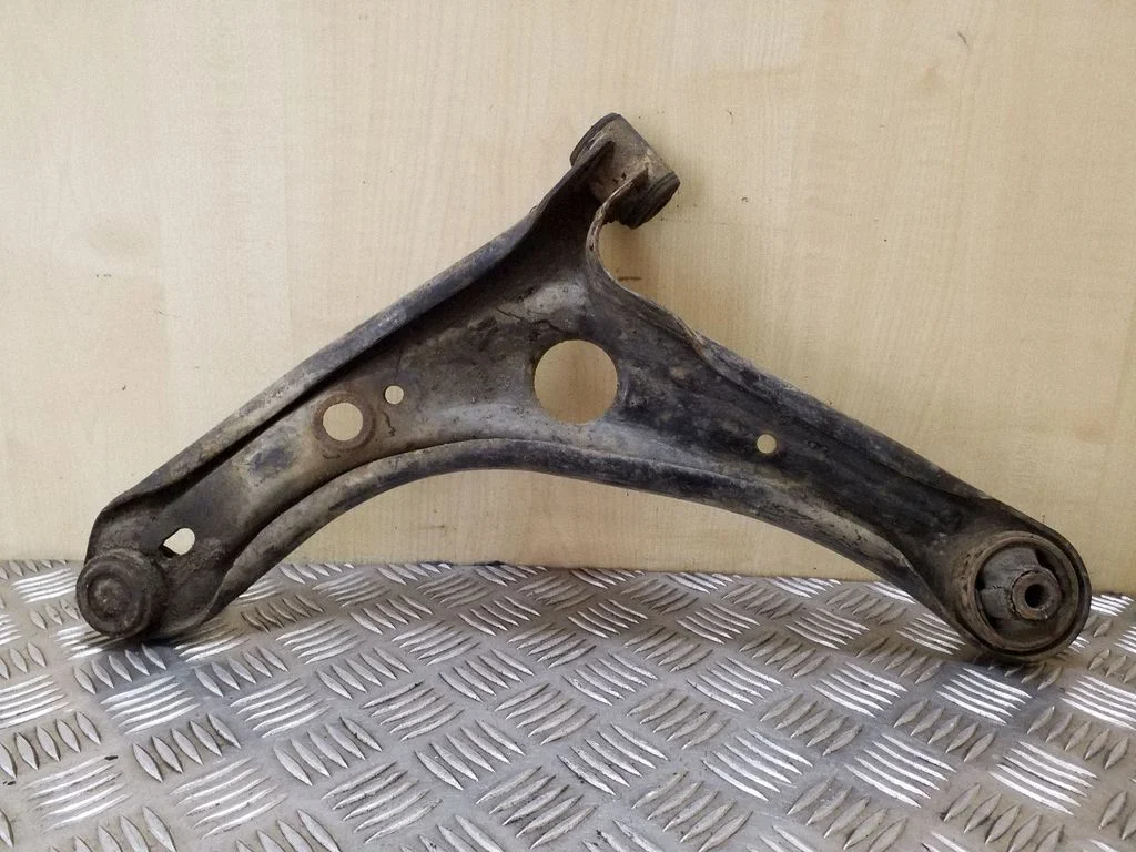 Front lower control arm/wishbone – right