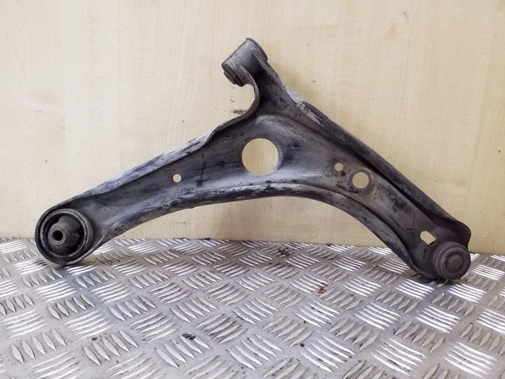 Front lower control arm/wishbone – left
