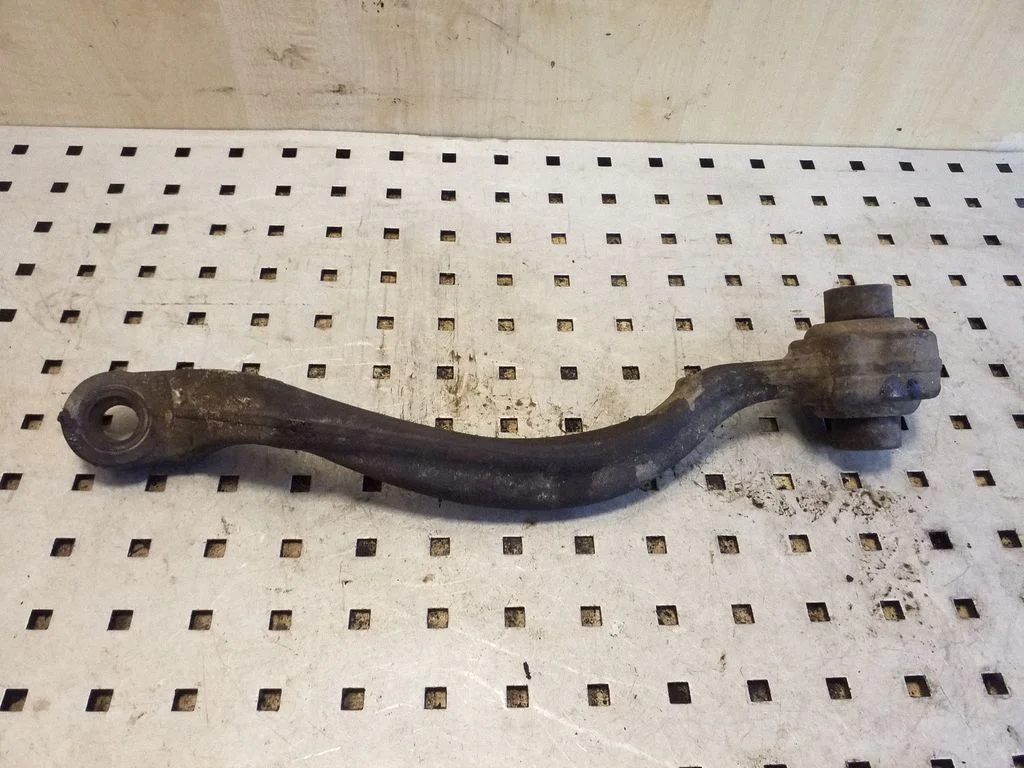 Front lower control arm/wishbone – right