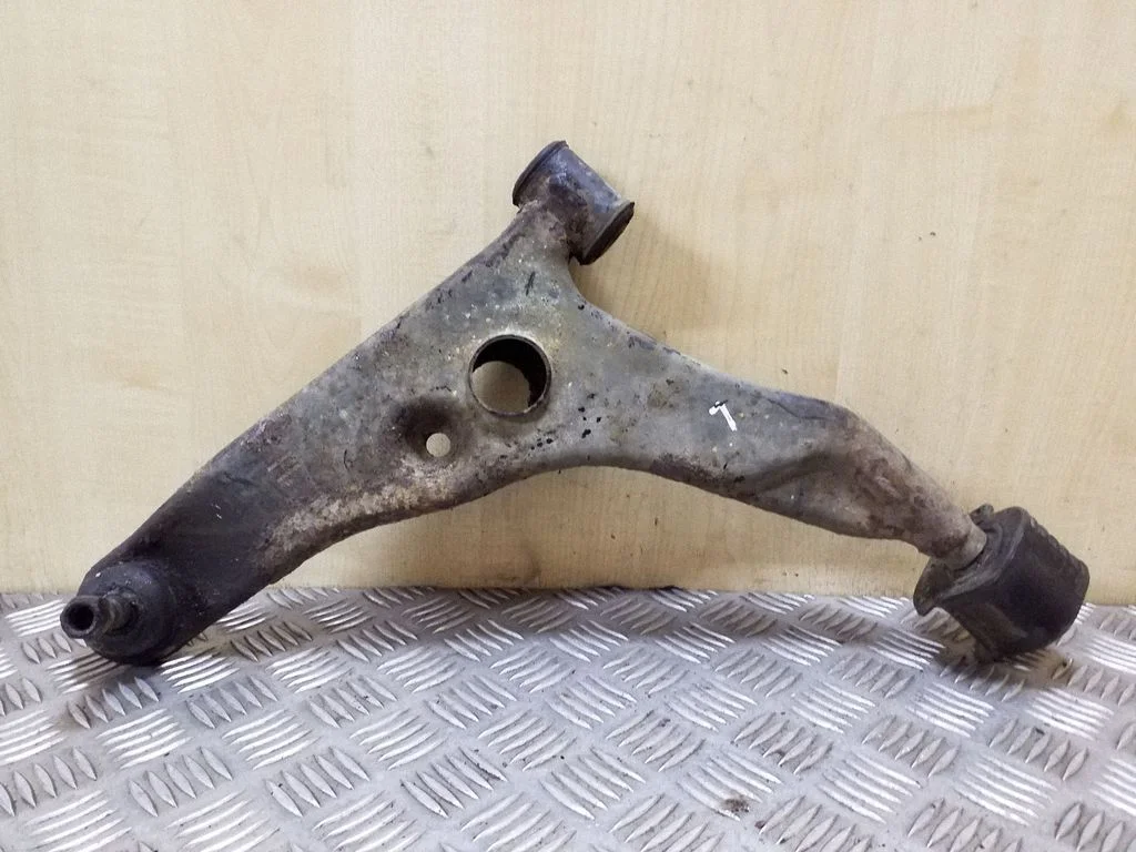 Front lower control arm/wishbone – left