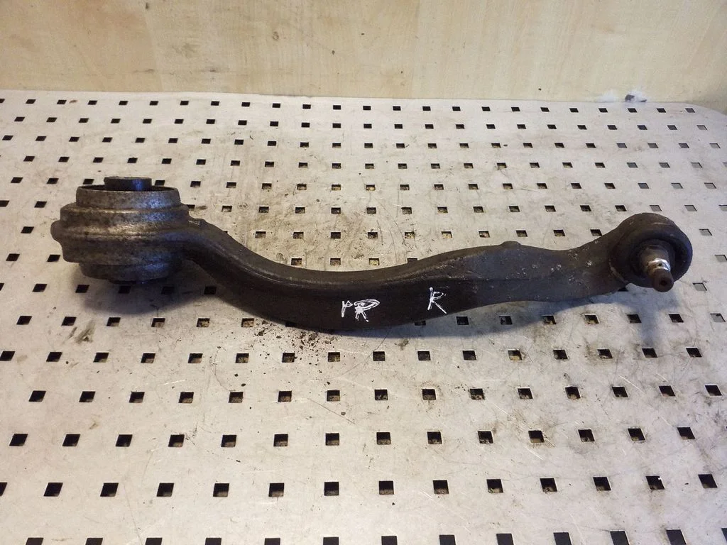 Front lower control arm/wishbone – right