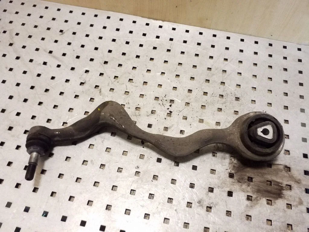 Front lower control arm/wishbone – right