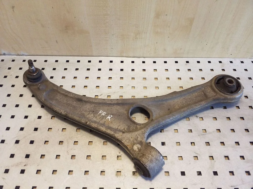 Front lower control arm/wishbone – right