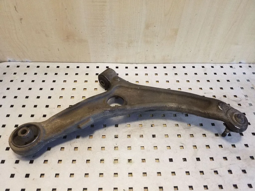 Front lower control arm/wishbone – left
