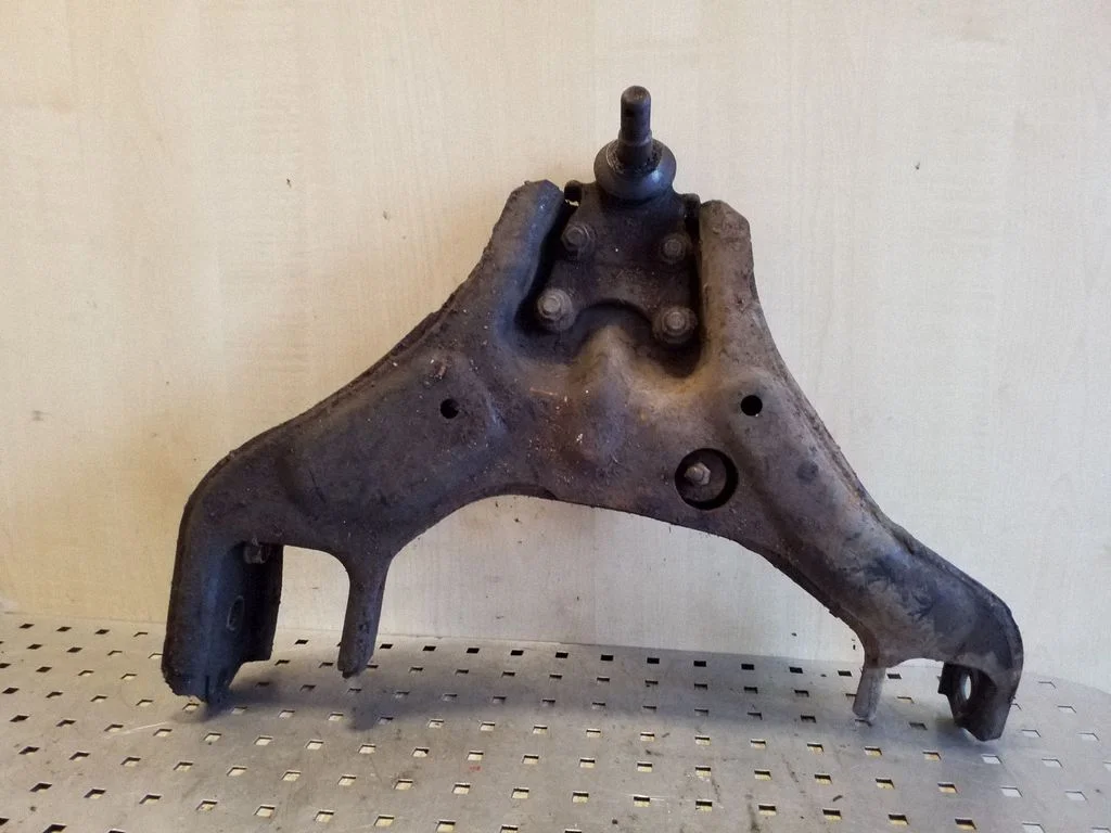 Front lower control arm/wishbone – right