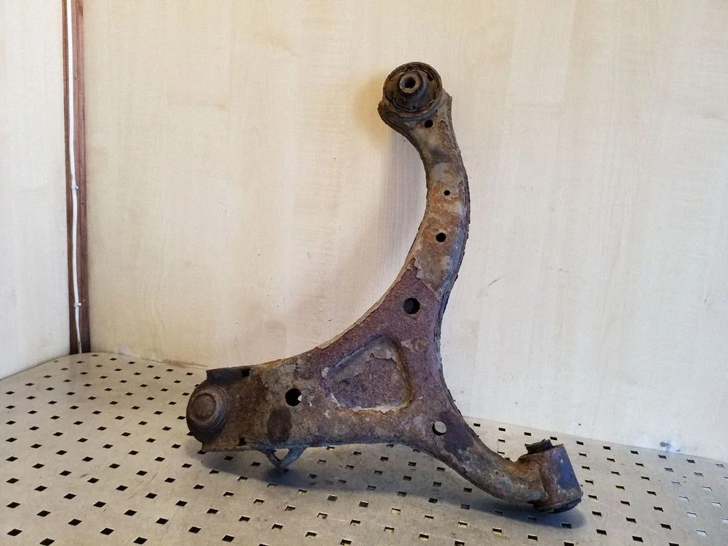 Front lower control arm/wishbone – right