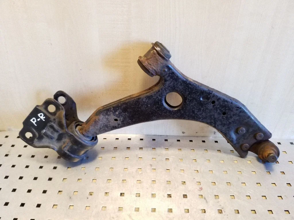 Front lower control arm/wishbone – right