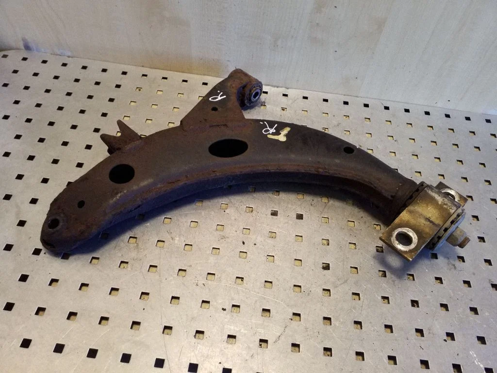 Front lower control arm/wishbone – right