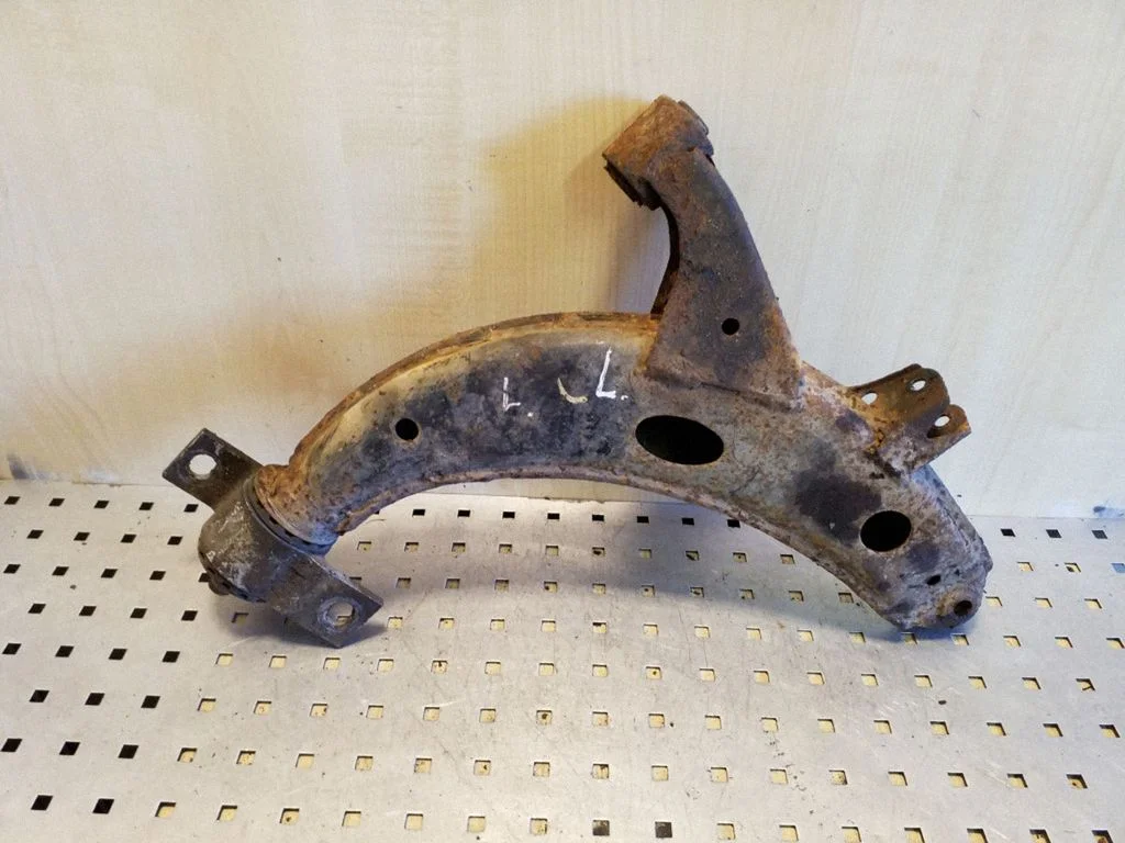 Front lower control arm/wishbone – left