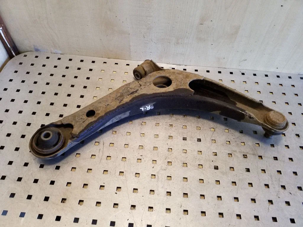 Front lower control arm/wishbone – left