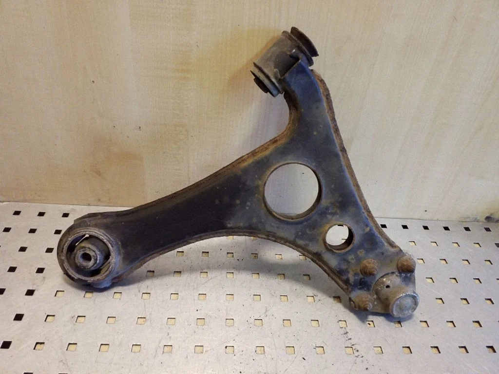 Front lower control arm/wishbone – right