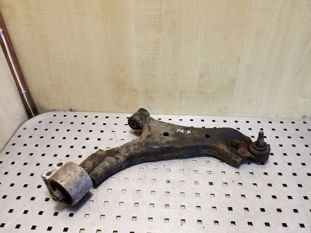 Front lower control arm/wishbone – right