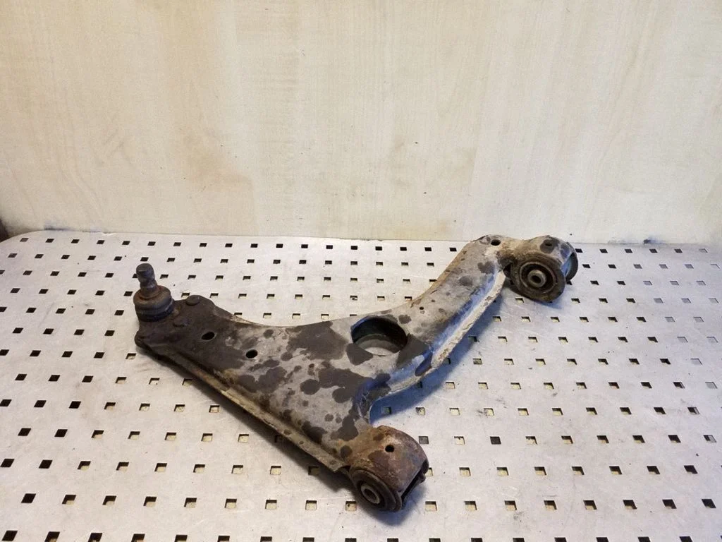 Front lower control arm/wishbone – right