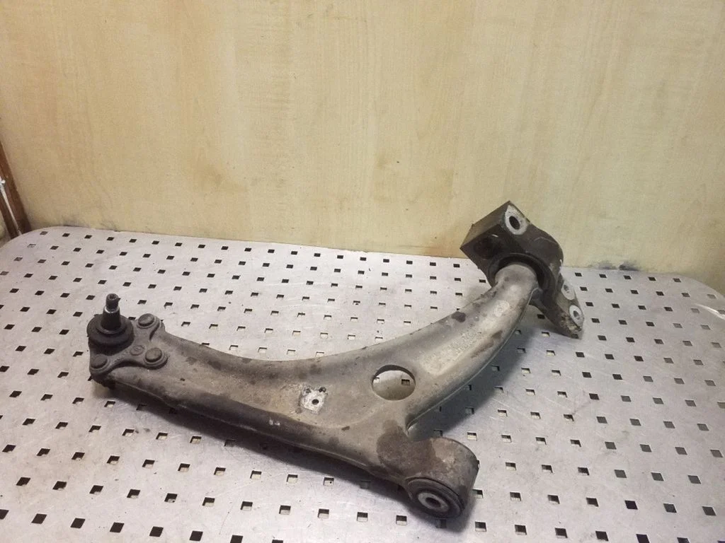 Front lower control arm/wishbone 3C0407153B