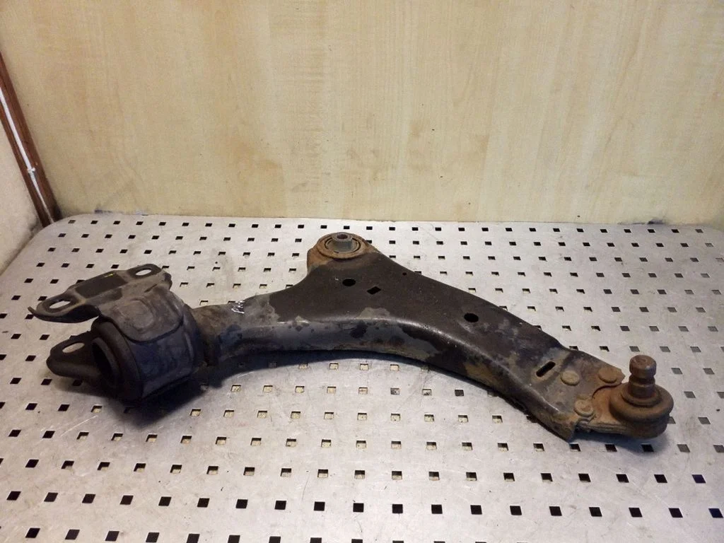 Front lower control arm/wishbone – right