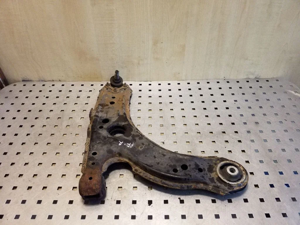 Front lower control arm/wishbone – right