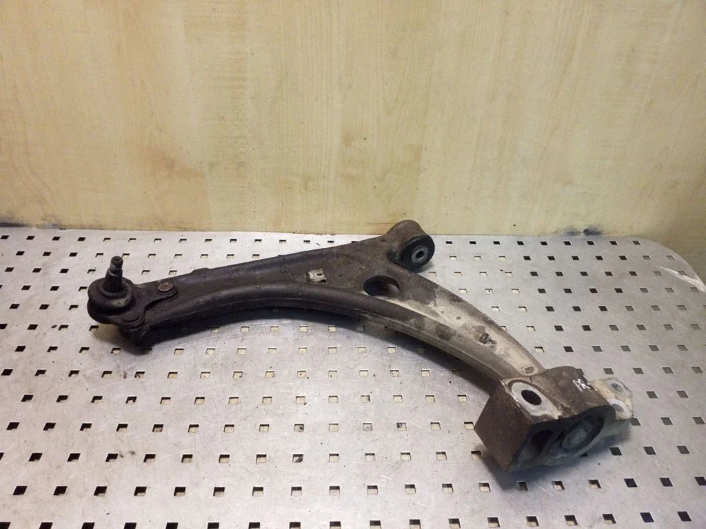 Front lower control arm/wishbone – left