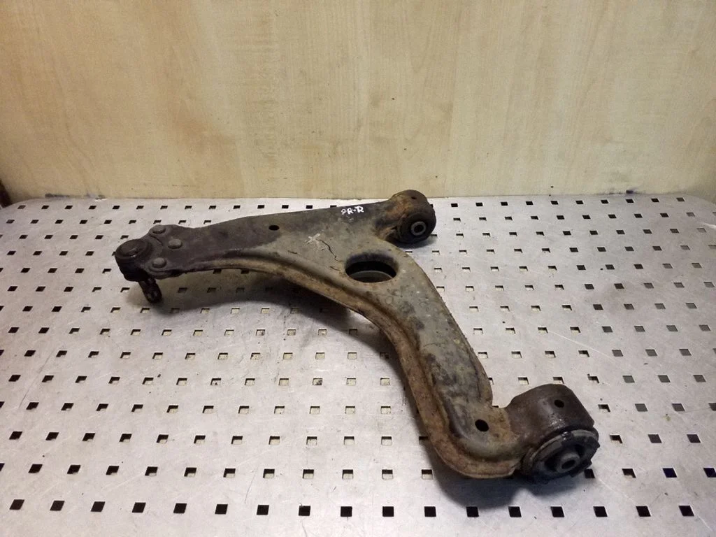 Front lower control arm/wishbone – right
