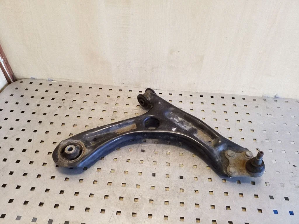 Front lower control arm/wishbone 1S0407152