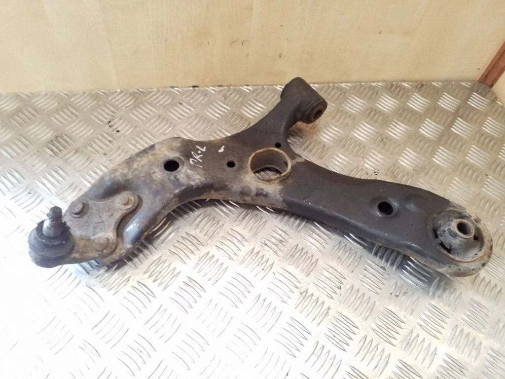 Front lower control arm/wishbone – left