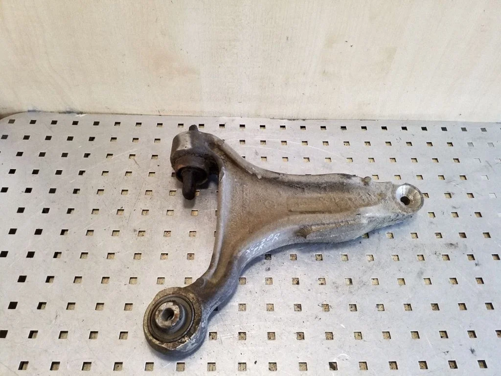 Front lower control arm/wishbone – right