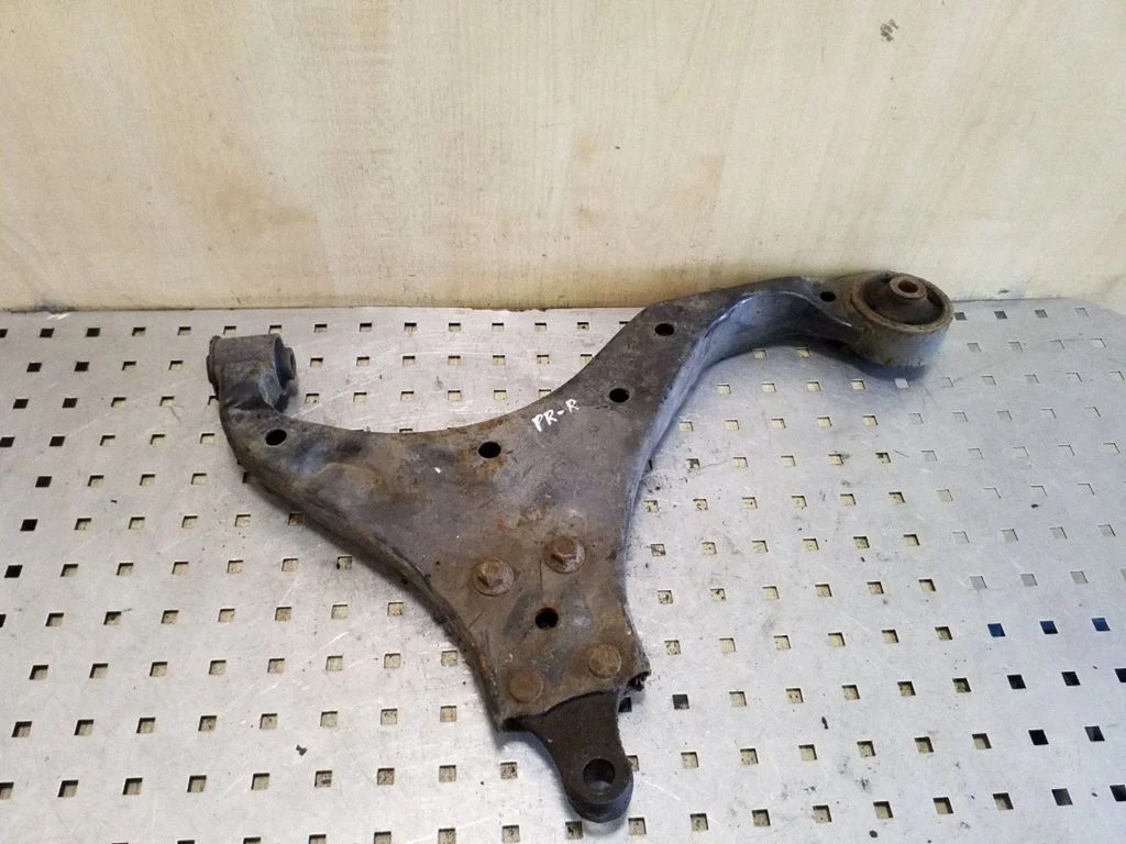 Front lower control arm/wishbone – right