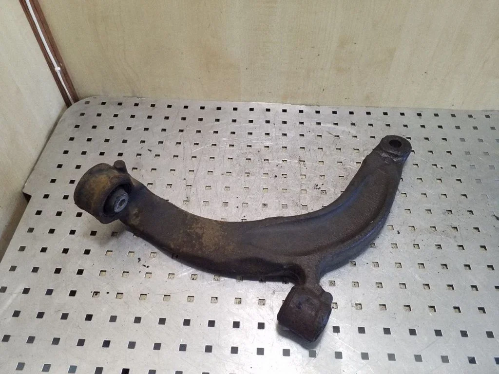 Front lower control arm/wishbone – left