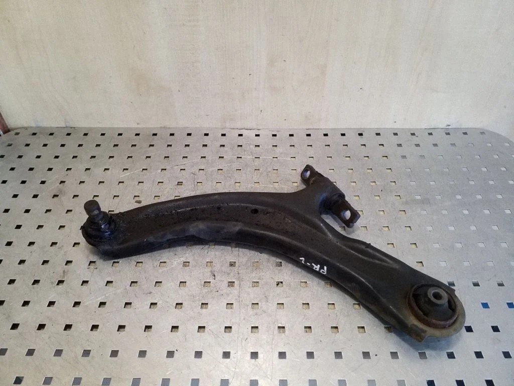 Front lower control arm/wishbone – left