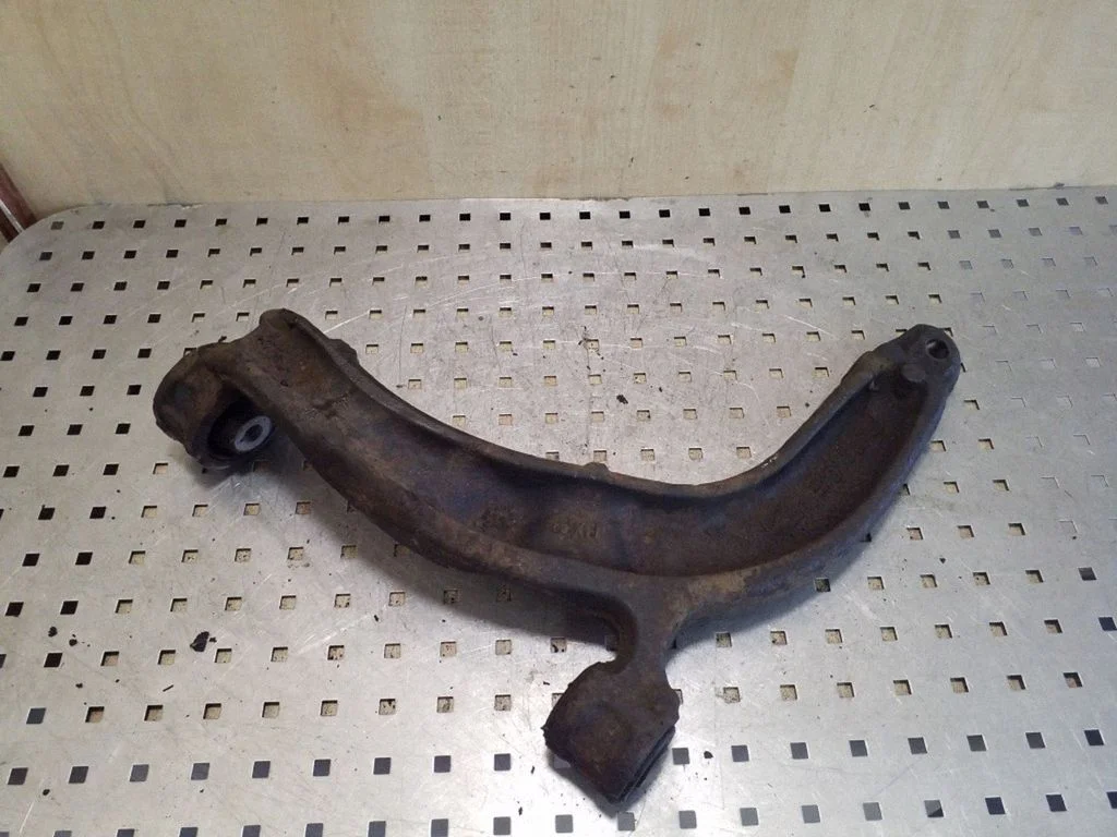 Front lower control arm/wishbone – right