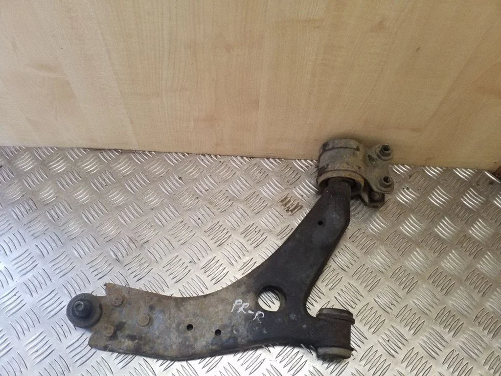 Front lower control arm/wishbone – right