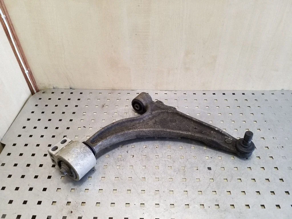 Front lower control arm/wishbone – right