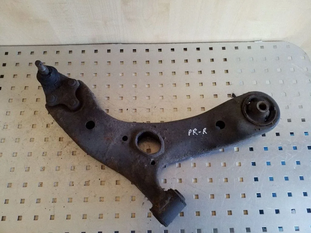 Front lower control arm/wishbone – right