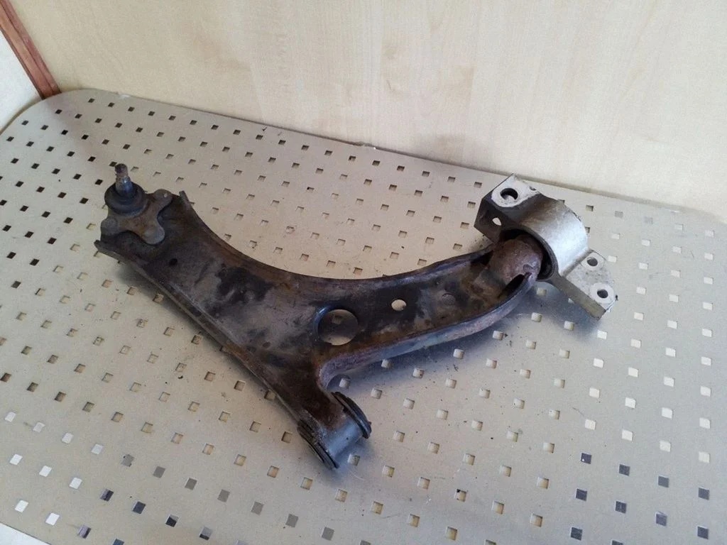 Front lower control arm/wishbone – right