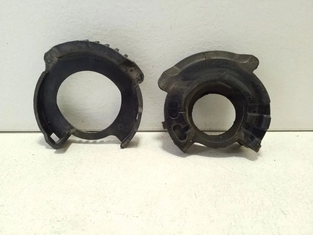 Tagumise keerdvedru kummipadi JX615B718CEE