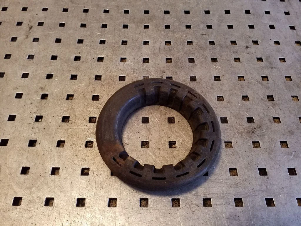 Rear coil spring rubber mount