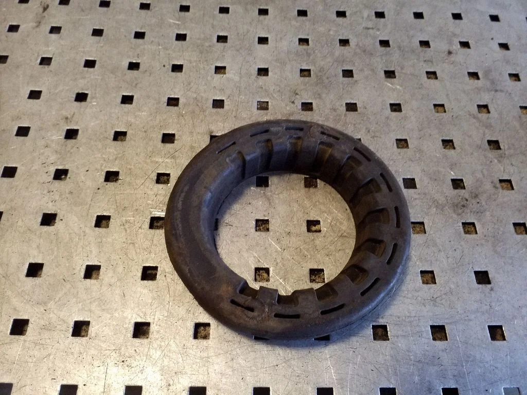 Rear coil spring rubber mount