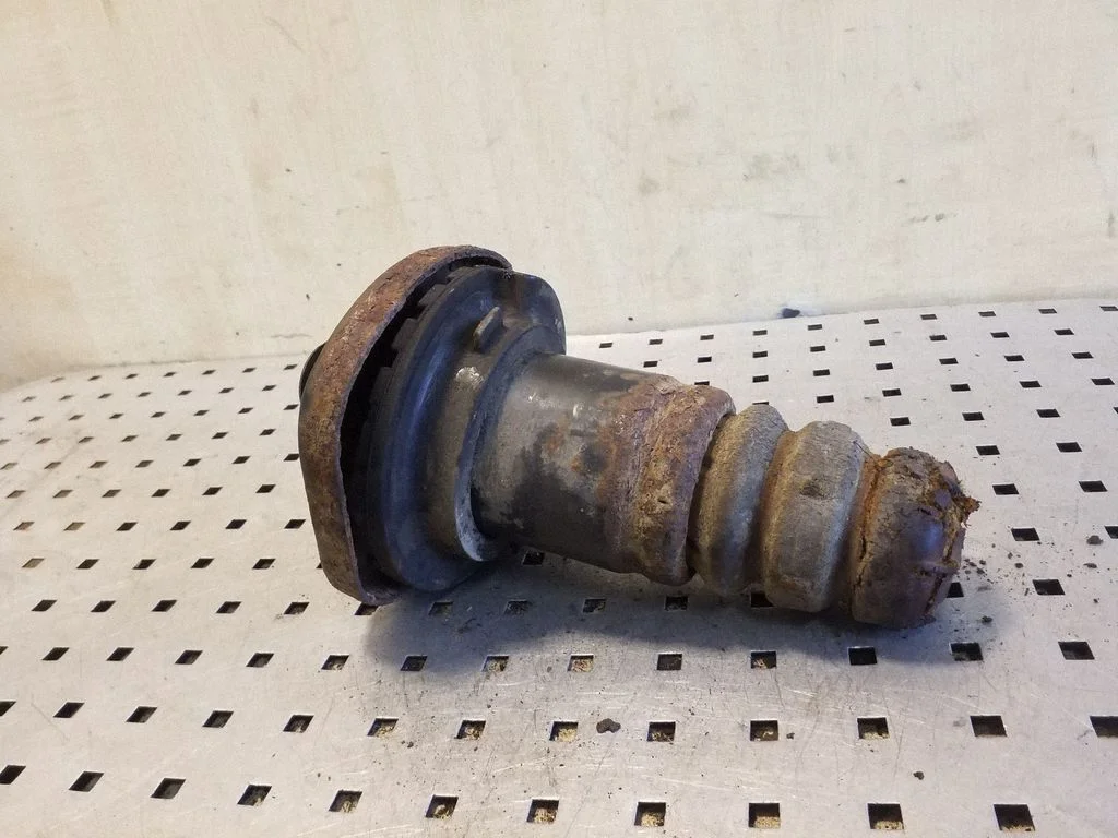 Rear coil spring rubber mount 6G915599BAA