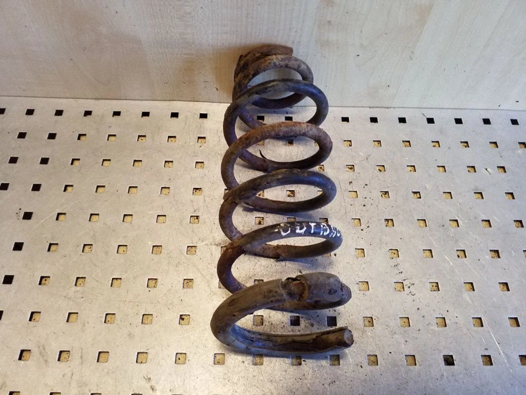 Tagumine keerdvedru – Subaru Outback (1999-2003)