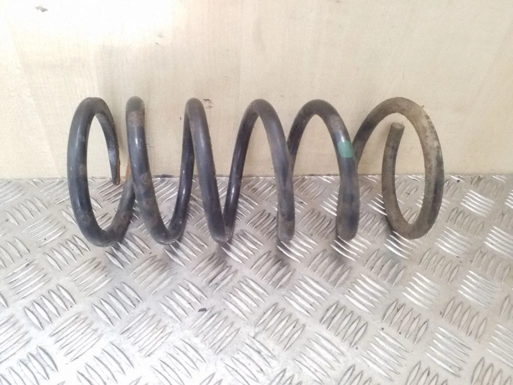 Rear coil spring – Toyota Previa (XR30, XR40) II (2000-2006)