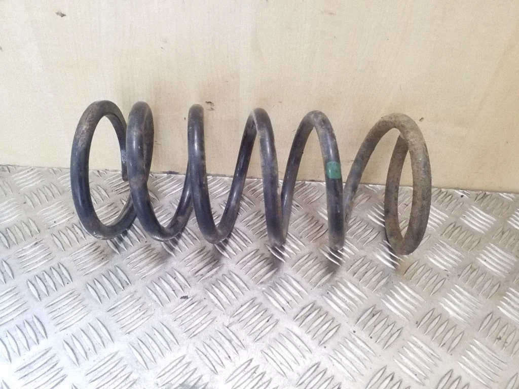 Rear coil spring – Toyota Previa (XR30, XR40) II (2000-2006)