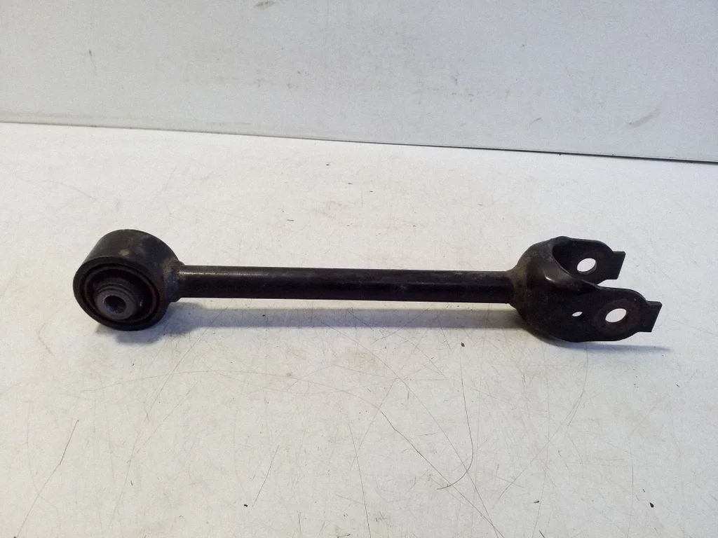 Rear control arm – left