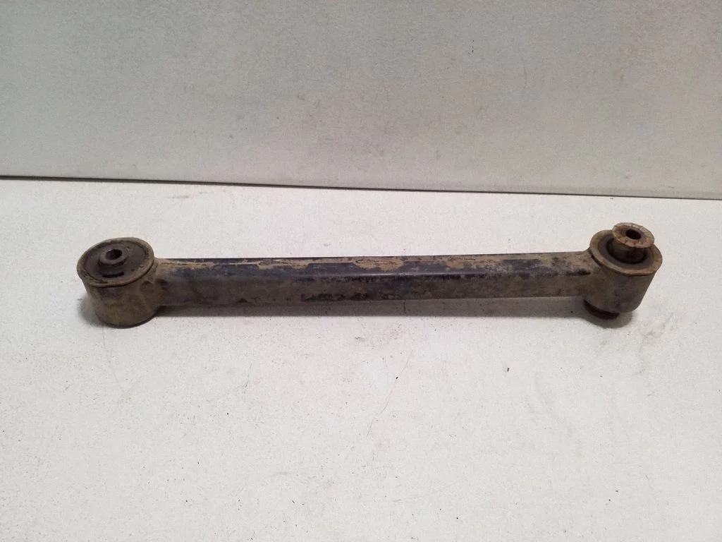 Rear control arm – left