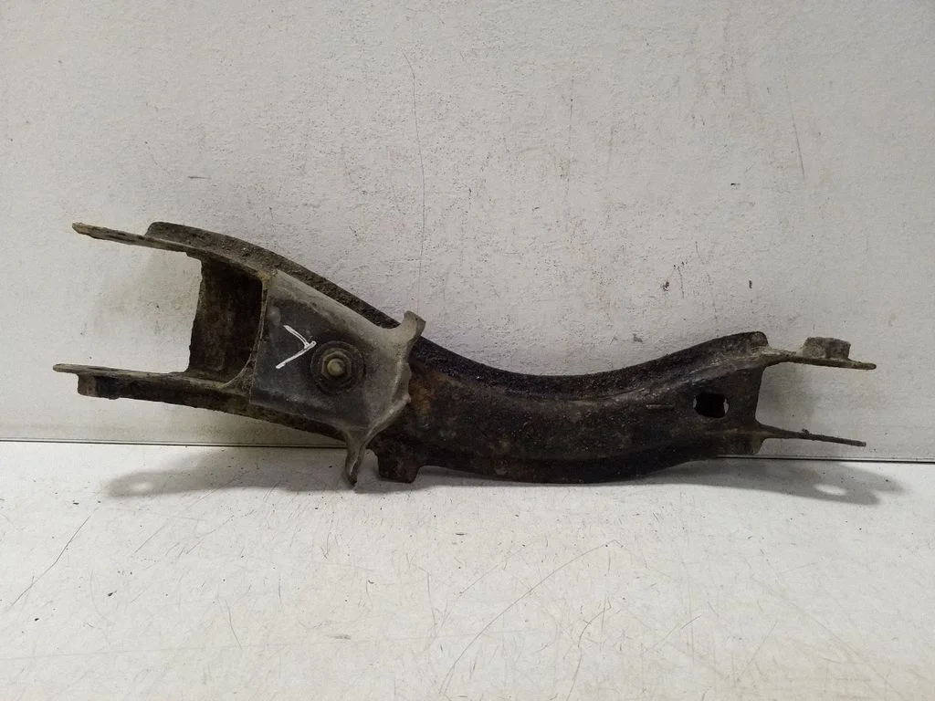 Rear control arm – left